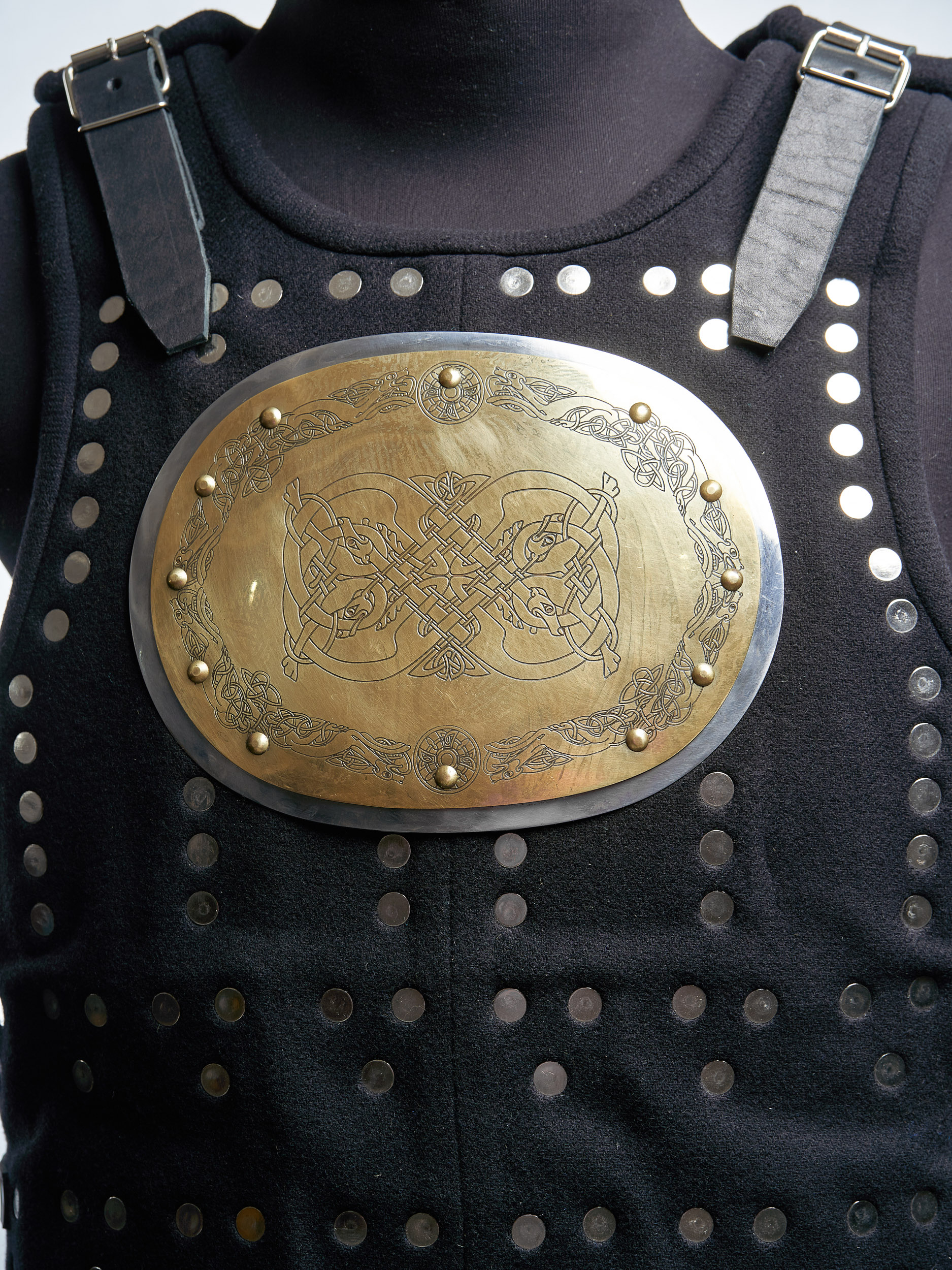 Dekoration: breast plate with painted leather