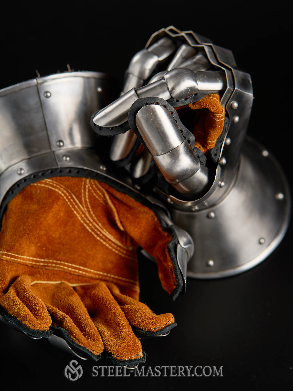 Gauntlets, end of the XIV century