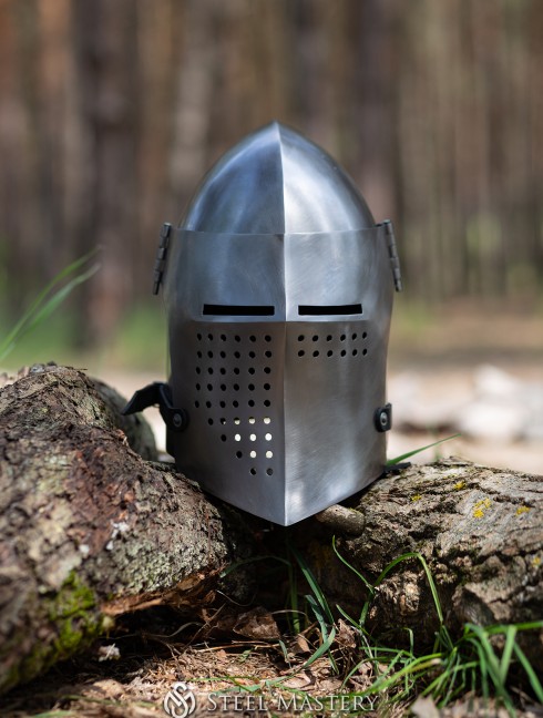 Bascinet with curved visor Helmets