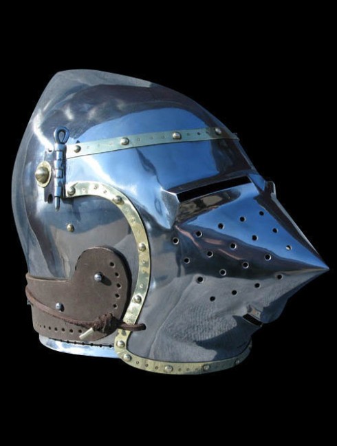 Bascinet hounskull with brass decoration and cross on the cheek Armure de plaques