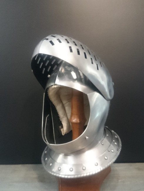 Medieval closed helmet (armet) - 16th century Armure de plaques