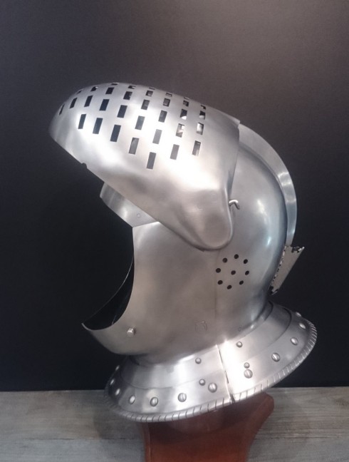 Medieval closed helmet (armet) - 16th century Plattenrüstungen