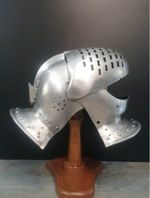 Medieval closed helmet (armet) - 16th century Armadura de placas