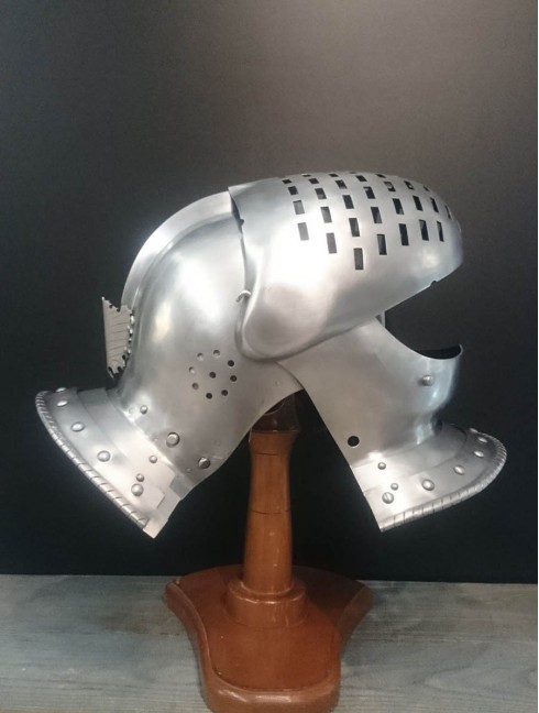 Medieval closed helmet (armet) - 16th century Armure de plaques