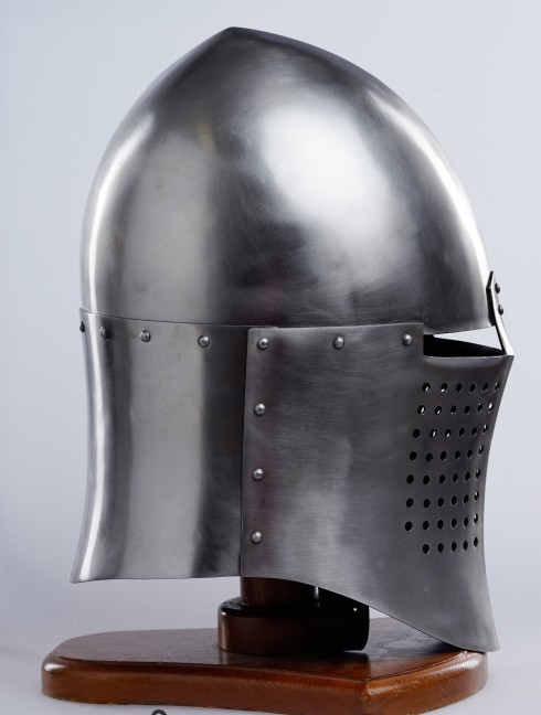 Knightly closed helmet of the 13th century Armadura de placas