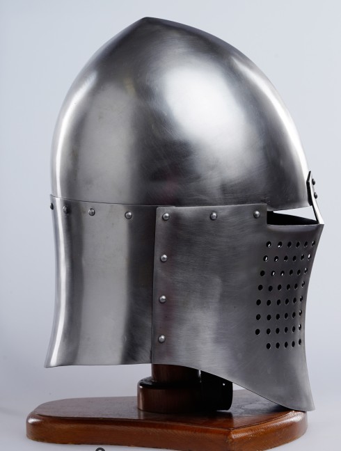 Knightly closed helmet of the 13th century Armure de plaques