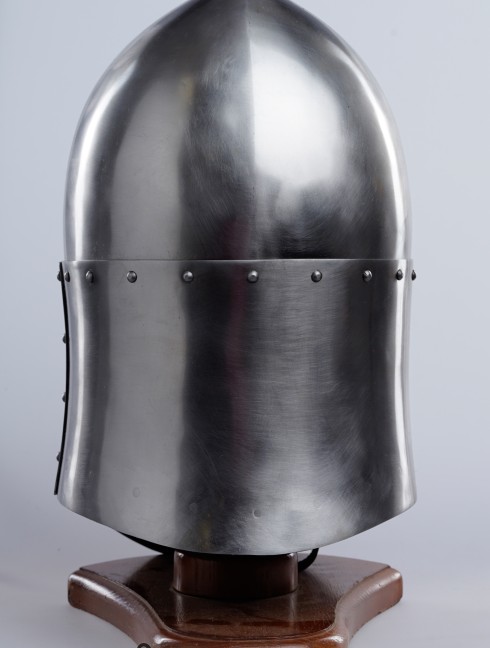 Knightly closed helmet of the 13th century Plattenrüstungen
