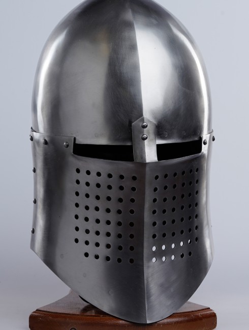 Knightly closed helmet of the 13th century Armadura de placas