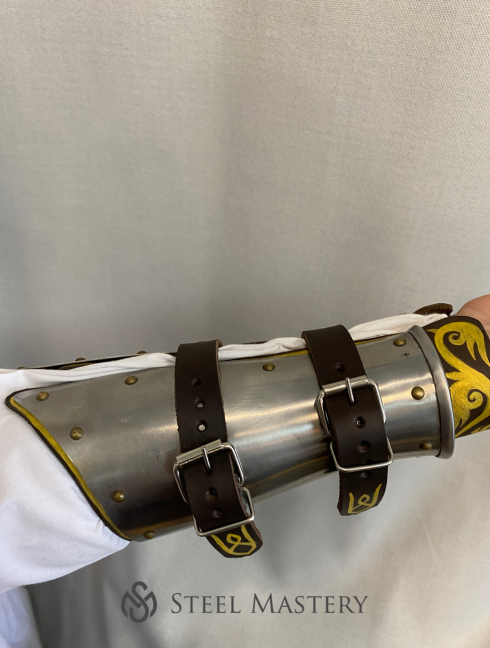 Bracers with painted leather Armure de plaques