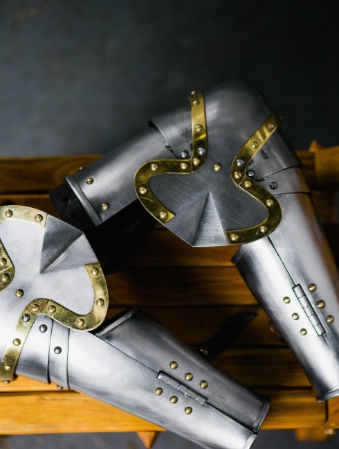 Knightly plate arms of the 14th century with Elbow Caps Plattenrüstungen