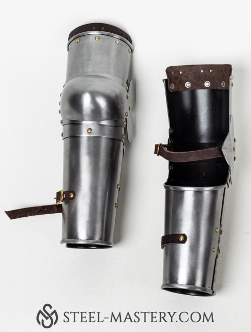 Knightly plate arms of the 14th century with Elbow Caps Armadura de placas