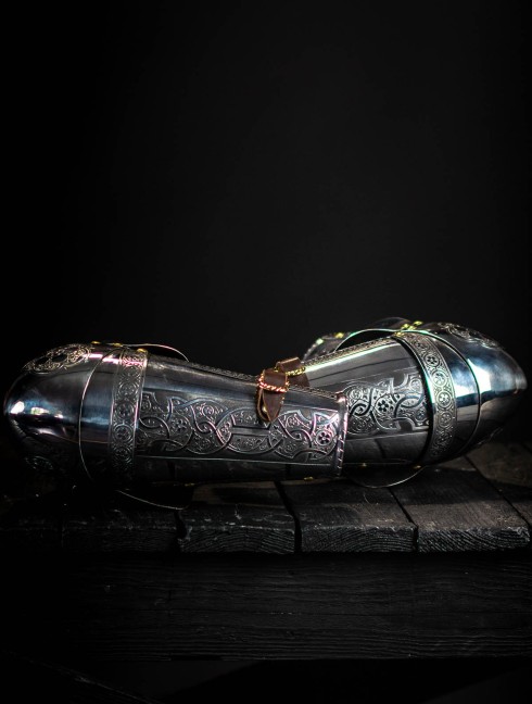 Knightly arms plate, part of full plate armor (garniture) of George Clifford, end of the XVI century Armure de plaques