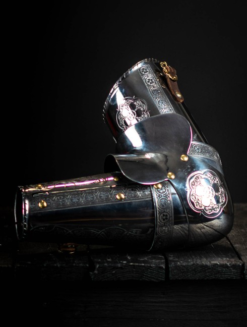 Knightly arms plate, part of full plate armor (garniture) of George Clifford, end of the XVI century Armure de plaques