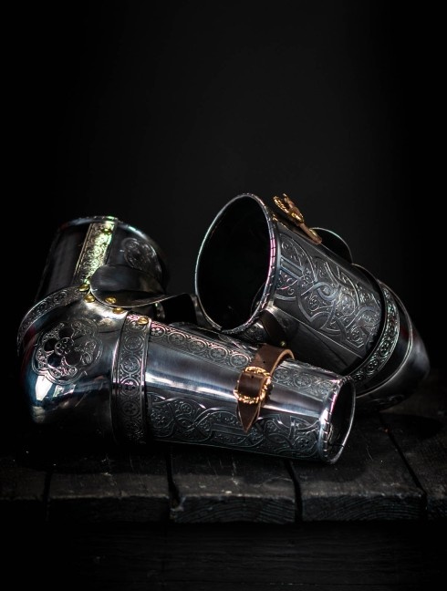 Knightly arms plate, part of full plate armor (garniture) of George Clifford, end of the XVI century Corazza