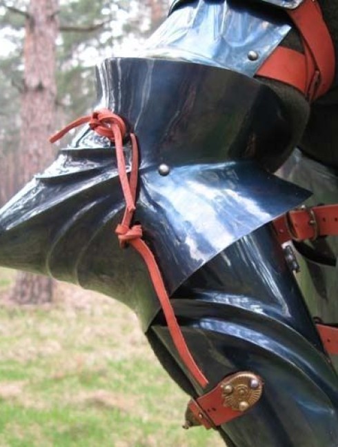 English gothic plate arms of the second half of the 15th century Armure de plaques