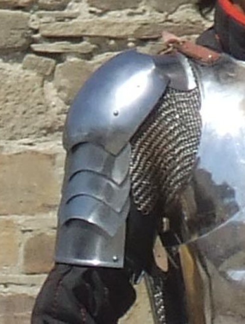 Simple Plate shoulders late 14th - early 15th century Armadura de placas