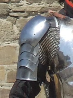 Simple Plate shoulders late 14th - early 15th century Armure de plaques