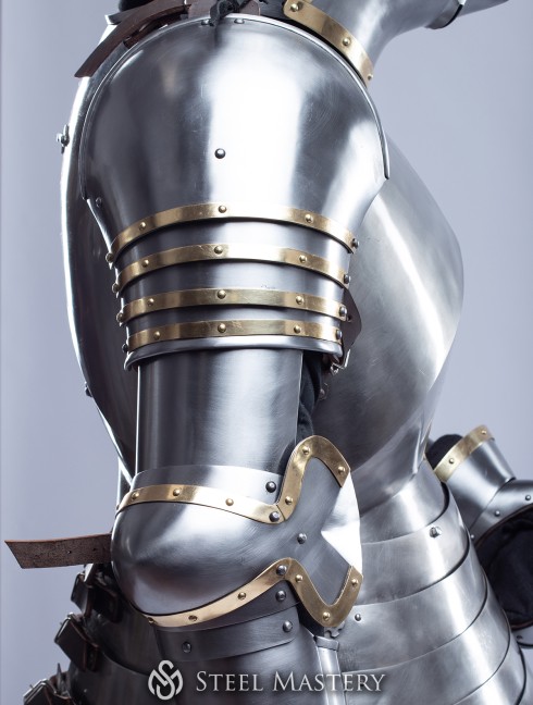 Knights plate shoulders mid-14th century Spaulders