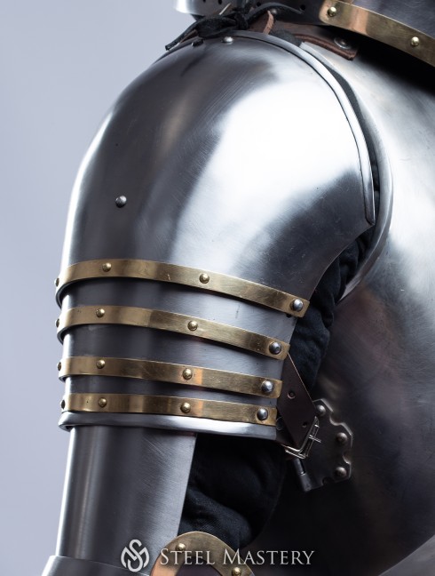 Knights plate shoulders mid-14th century Spaulders