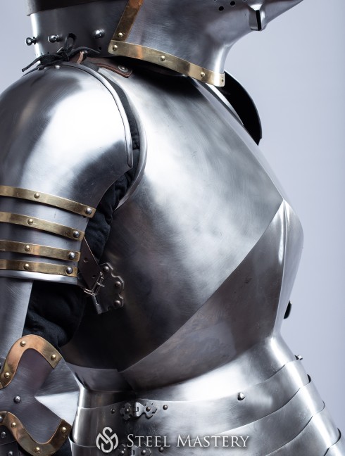 Knights plate shoulders mid-14th century Spaulders