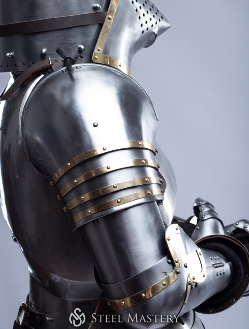 Knights plate shoulders mid-14th century Spaulders