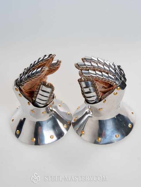 Knight s gloves of the 14th - 15th century Armure de plaques