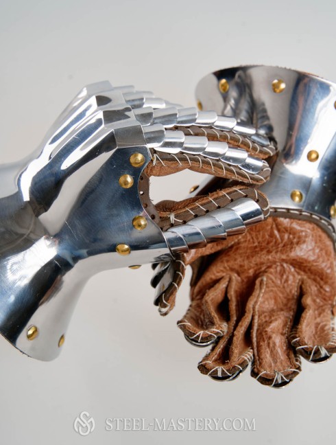 Knight s gloves of the 14th - 15th century Armure de plaques
