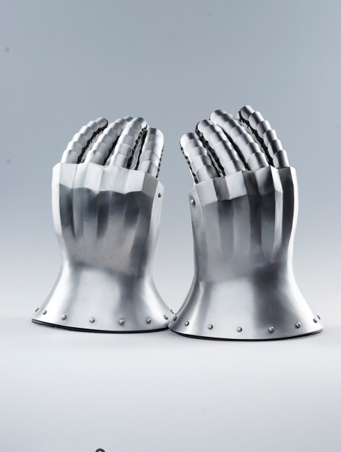 Knight s gloves of the 14th - 15th century Metal fingered and mitten gauntlets
