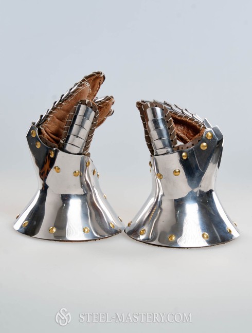 Knight s gloves of the 14th - 15th century Metal fingered and mitten gauntlets