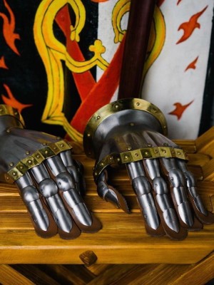 Knight s gloves of the 14th - 15th century