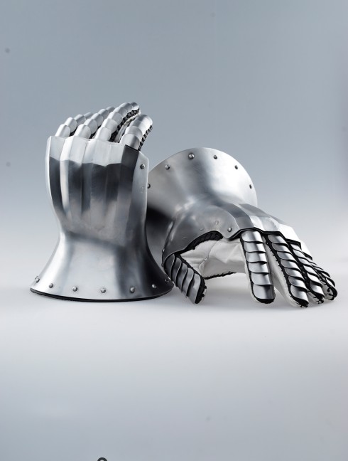 Knight s gloves of the 14th - 15th century Metal fingered and mitten gauntlets