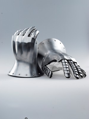 Knight s gloves of the 14th - 15th century Metal fingered and mitten gauntlets
