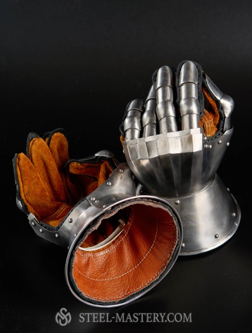 Gauntlets, end of the XIV century Plattenrüstungen