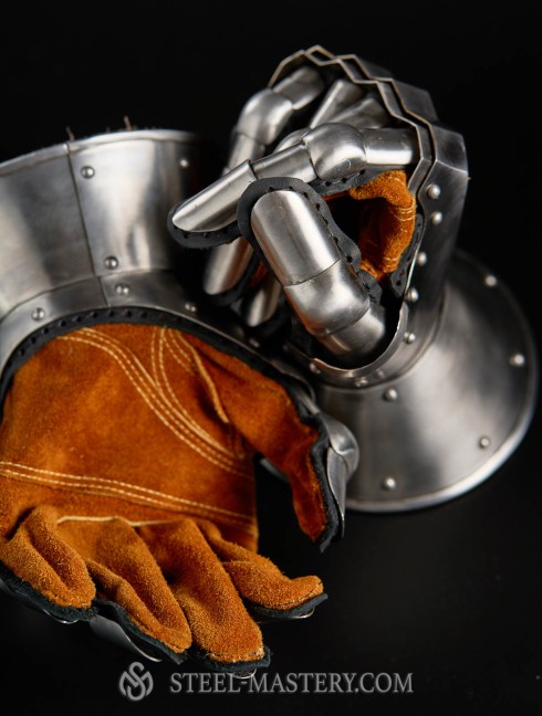 Gauntlets, end of the XIV century Plattenrüstungen