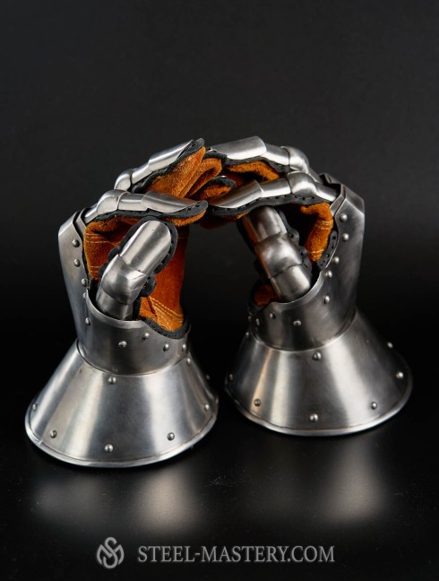 Gauntlets, end of the XIV century Plattenrüstungen
