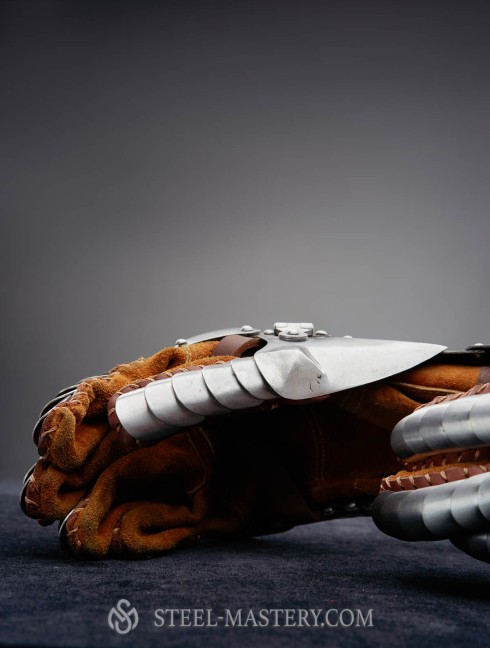 Classic Finger Gauntlets Metal fingered and mitten gauntlets