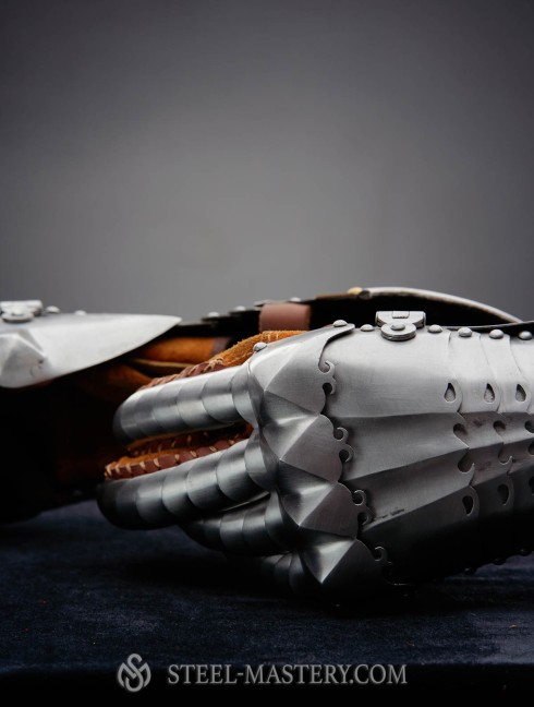 Classic Finger Gauntlets Metal fingered and mitten gauntlets