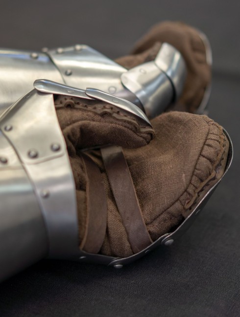 Milanese Style Gauntlets Metal fingered and mitten gauntlets