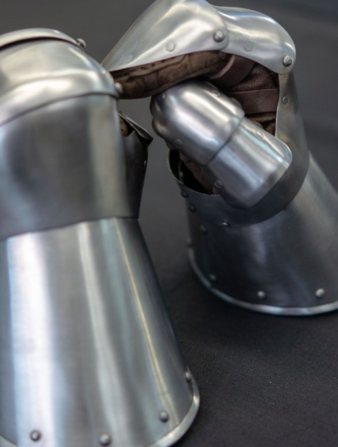 Milanese Style Gauntlets Metal fingered and mitten gauntlets