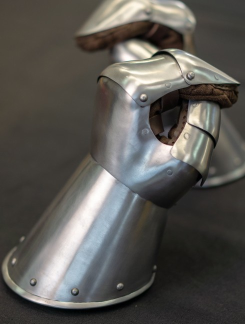 Milanese Style Gauntlets Metal fingered and mitten gauntlets