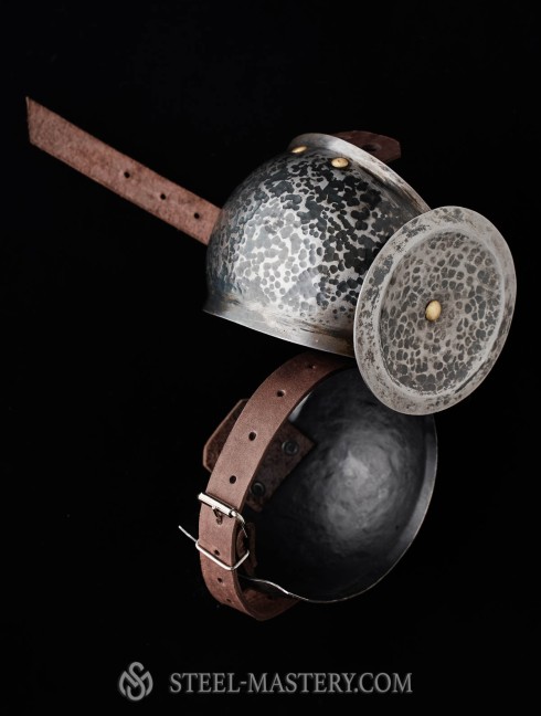 Elbow caps with chased rondel Corazza