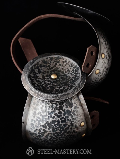 Elbow caps with chased rondel Armadura de placas