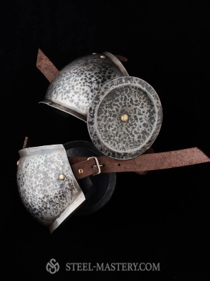 Elbow caps with chased rondel Plattenrüstungen