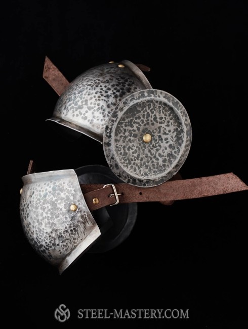 Elbow caps with chased rondel Corazza