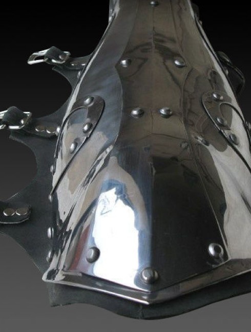 Fantasy style greaves Armadura de placas