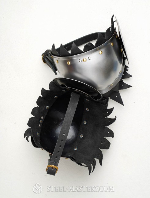 Knee cap with chased rondel Metal leg protection