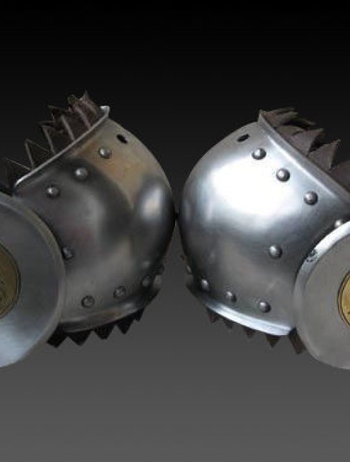 Knee cap with chased rondel Plattenrüstungen