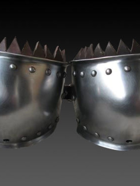Knee cap with chased rondel Armure de plaques