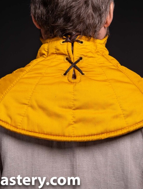 Wool padded aventail for bascinet helmet Calze traforate imbottite e ventagli