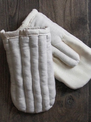 Two-finger padded gauntlets Padded gloves and mittens